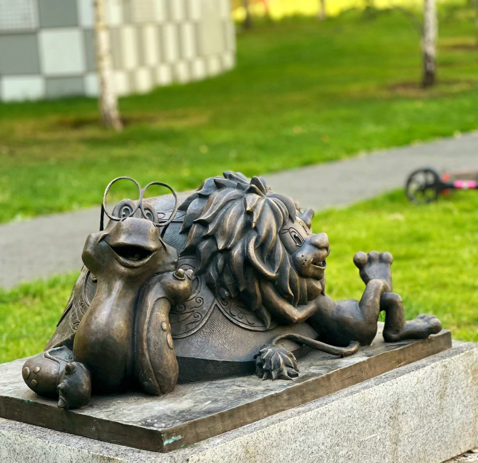 скульптура Львенок и Черепаха